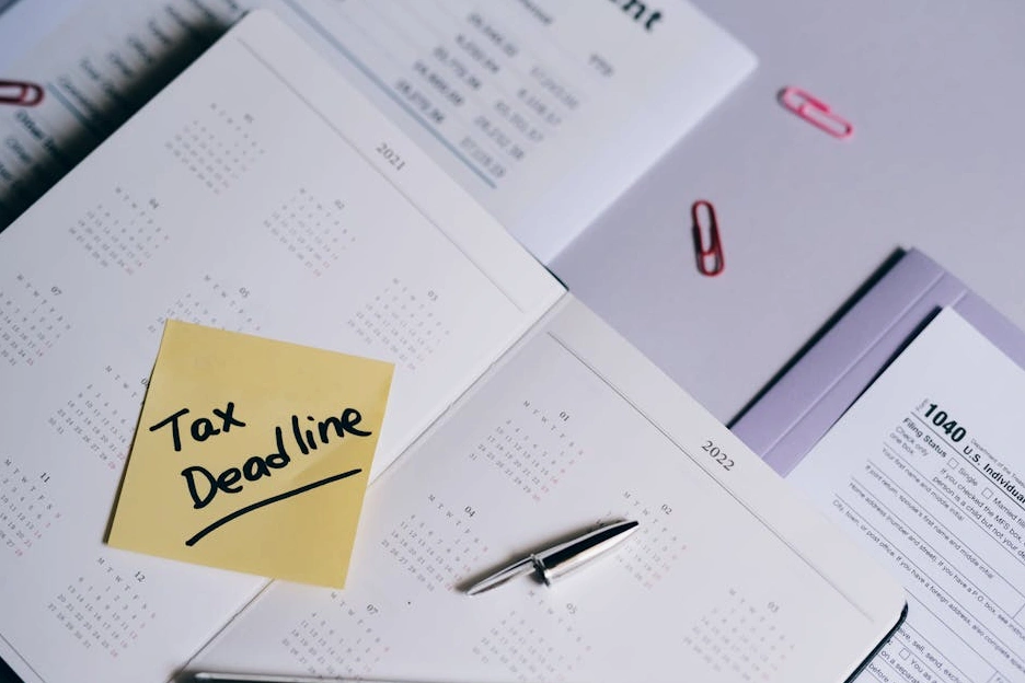 Un calendario annuale con note e obiettivi finanziari evidenziati.